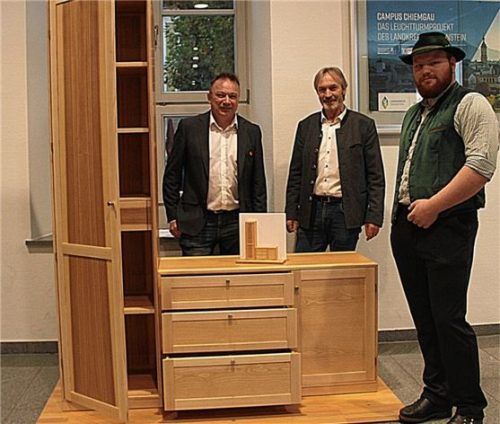 Freute sich über den Meisterbrief: Georg Aicher aus Frasdorf (von rechts) vor seinem Meisterstück, einem Schrank aus Esche. Franz Ertl (Leiter des Bildungszentrums) und Obermeister Andreas Weinzierl gratulierten. Foto  Wittenzellner