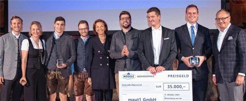 Freuten sich gemeinsam auf der Gala: Marina Meggle (Fünfte von links) und Meggle-Geschäftsführer Matthias Oettel (rechts) mit den Siegern des Meggle-Gründerpreises 2024 (von links) Vincent und Jacqueline Aßbichler (JaViAs, Platz drei), die Gründer von ScaliRo Patrick Burkart, Tim Nowak und Florian Köster (Platz zwei) sowie Simon Baumgartner und Julian Schmelzer vom Sieger-Unternehmen Maut1. Fotos Richter
