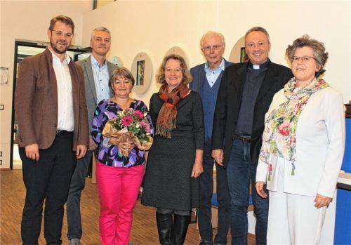 Freuten sich über das Jubiläum: (von links) Bürgermeister Michael Hetzl, Caritas-Bereichsleiter Clemens Kraus, Heimleiterin Ilona Brunner, Stadtführerin und ehemalige Bürgermeisterin Marianne Zollner, Altbürgermeister Günther Knoblauch, Diakon Dr. Marc Stegherr und Pastoralreferentin Marianne Kaltner. Foto Huckemeyer
