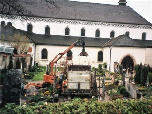Friedhofsarbeiten im Jahr 1990.