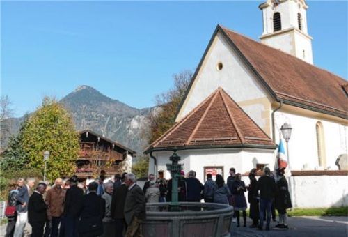 Frühschoppen am Dorfbrunnen: Die Honoratioren trafen sich nach der Altarweihe zu einem kleinen Umtrunk.