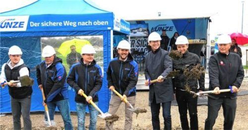 Führten den Spatenstich aus: (von links) Prokurist Patrick Kunze, Firmengründer Karl Kunze, Prokurist Florian Kunze, Geschäftsführer Charly Kunze, Michael Regnauer, Florian Schützinger (beide Firma Regnauer) und Bruckmühls Bürgermeister Richard Richter.Foto Baumann