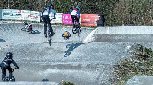 Für den ersten Laienblick sieht die Bahn der BMX-Abteilung des SV-DJK gut aus. Um darauf wirklich Wettkämpfe oder auch nur realistisches Training durchführen zu können, muss sie jedoch grundlegend überarbeitet werden. Foto THOMAE