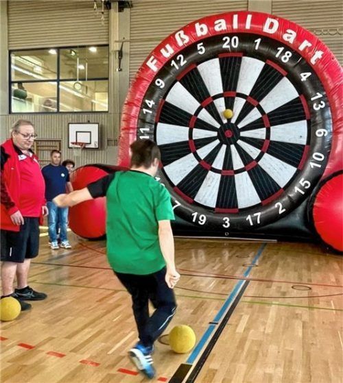 Für einen riesigen Spaßfaktor sorgte die große XXL-Dartscheibe bei den Aktiven und Zuschauern.