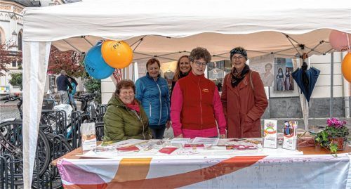 Für mehr Gleichberechtigung der Frau und gegen Rückschritte inner- und außerhalb der Kirche gehen KFD-Frauen auf die Straße (von links): Rosa Marx, Katharina Steindlmüller, Margit Kopf, Martina Mauder und Marianne Reil. Foto Thomae