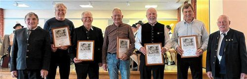 Geehrt wurden (von links) Vorsitzender Christian Freidhofer, Günter Kaiser (40 Jahre), Georg Knoll (40 Jahre), Josef Stocker (40 Jahre), Werner Breuer (50 Jahre), Helmut Wiesböck (50 Jahre) und Zweiter Vorstand Peter Berghammer.Foto re