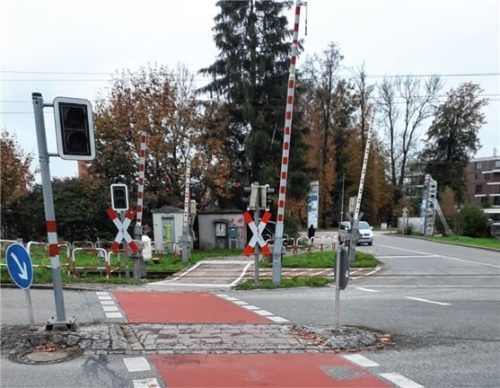 Gefährliches Pflaster für Schüler: der Bahnübergang an der Aiblinger Straße.Foto / text josef sedlbauer