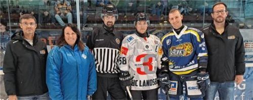 Gegen Gewalt: Richard Buchhorn (Erster Vorsitzender des EHC Waldkraiburg), Karin Mußner (Safe-Sport-Beauftragte BEV), Manuel Vorgeitz (Hauptschiedsrichter), Tobias Wedl (Kapitän HC Landsberg), Peter Meier (Angreifer EHC Waldkraiburg), Alexander Schiller (Präsidium EHC Waldkraiburg, von links).Foto re