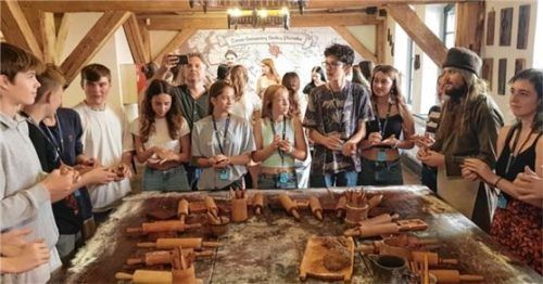 Gemeinsam besuchten die Schüler eine Lebkuchen-Manufaktur. Foto Buxot