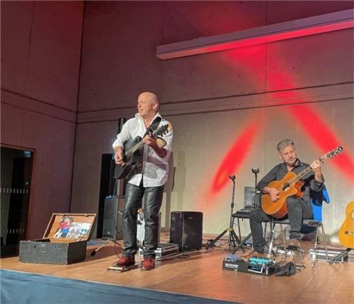 Georg Clementi (links) und Ossy Pardeller spürten mit Musik und Poesie großen Fragen nach.Foto kirchner