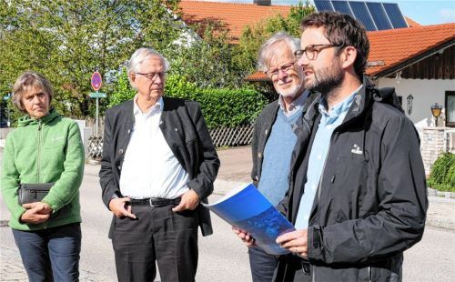 Gespannt hörten die Teilnehmer den Ausführungen von Bürgermeister Johannes Zistl (rechts) zu. Foto merk