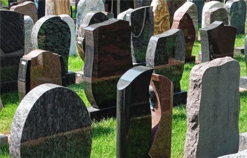 Grabsteine bei einem Steinmetz-Betrieb. Foto dpa