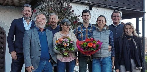 Gratulieren zum 30-jährigen Bestehen: (von links) Bürgermeister Dr. Matthias Bernhardt, Professor Dr. Roland Feindor, Hans Schweinsteiger, Beate Schweinsteiger, Stefan Schweinsteiger, Fini Schweinsteiger, Bernd Vierthaler, Juliane Ascher (Rektorin Grundschule Schloßberg und Zweite Vorsitzende des Schullandheimvereins).Foto Steffenhagen