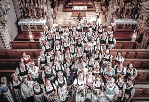 Gruppenbild zum 100. Geburtstag in der Schwaberinger Kirche.Foto re
