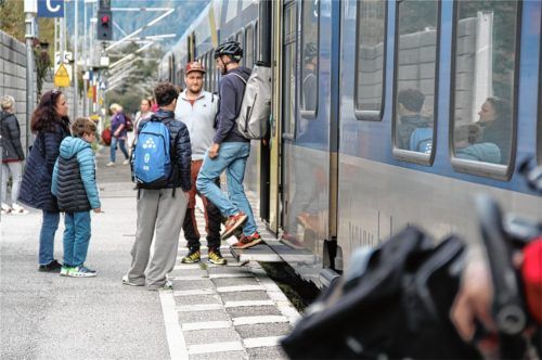 Hohe Hürde: Noch sind beim Aus- und Zustieg in Oberaudorf Stufen zu überwinden.
