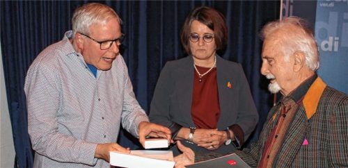 Horst Krause (rechts) wurde für 70 Jahre in der Gewerkschaft ausgezeichnet. Die Präsente gab es vom Ortsvorsitzenden Christoph Bensch-Andrä und Linda Schneider, stellvertretende Verdi-Landesvorsitzende Bayern.Foto re
