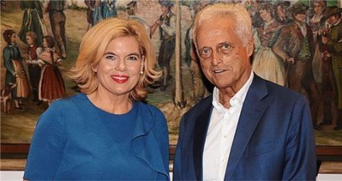 Im Dialog mit heimischen Wirtschaftsvertretern: Die frühere Bundeslandwirtschaftsministerin Julia Klöckner (CDU) kam auf Einladung von Bundestagsabgeordnetem Peter Ramsauer (CSU) in die Region.Foto Wittenzellner