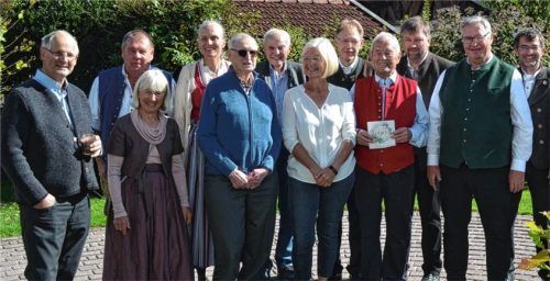 Im großen Kreis von Familie, Nachbarn und Vereinsmitgliedern konnte Kajetan Gruber (Bildmitte mit roter Weste) seinen 90. Geburtstag feiern. Die Sänger der Liedertafel Oberaudorf stimmten ein Ständchen an.Foto Lotter