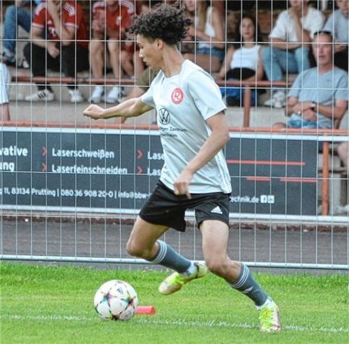 Im Käfig fand das letzte Mangfall-Derby in Rosenheim statt. Diesmal haben die Zuschauer aber wieder freie Sicht auf das Spielfeld. Foto Franz Ruprecht