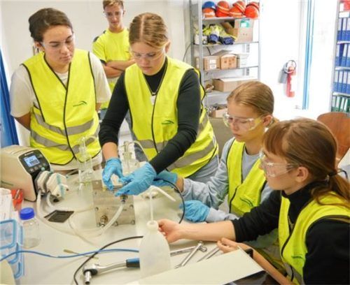 Im Labor des Zementwerks konnte mit Kohlendioxid experimentiert werden. Foto Karolinen-Gymnasium