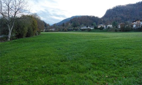 Im nördlichen Teil des Gschwendtner Feldes (im Bild vorne) sind die Märkte geplant. Der südliche Teil ist für spätere Nutzung als Gewerbegebiet vorgesehen. Foto Schubert