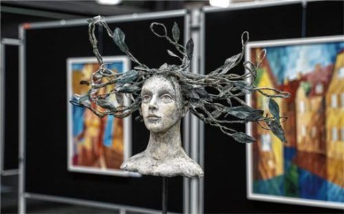 Immer wieder gelingt es, besondere Gäste für die Ausstellung zu gewinnen: Diesmal zeigt Tatjana Raum eindrucksvolle Skulpturen.