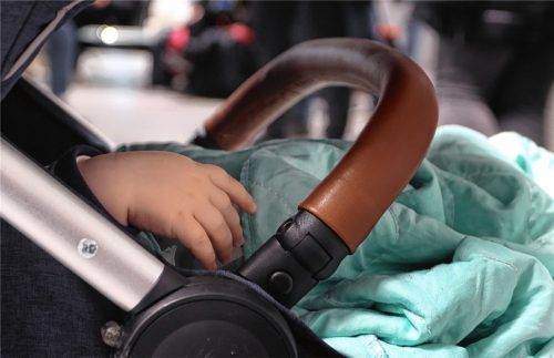 In einer Aiblinger Klinik ist am vergangenen Wochenende ein Kleinkind im Kinderwagen abgestellt worden. Von den Eltern fehlte vorerst jede Spur (Symbolbild). Foto dpa