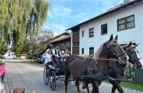In einer Pferdekutsche wurden die Jubilarinnen durch den Ort gefahren. Auf dem Weg jubelten ihnen zahlreiche Kinder am Straßenrand zu.