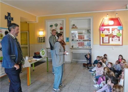 Informierten die Erstklässler über gesunde Ernährung: Bürgermeister Matthias Bernhardt, Simon Widmesser und Stephanie Wimmer (von links). Foto Schubert