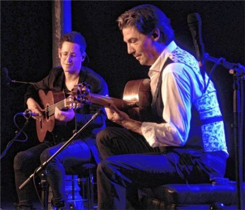 Internationale Musik aus Meisterhand: Damit begeisterte das Duo „Café del Mundo“mit Alexander Kilian (links) und Jan Pascal das Publikum im Haberkasten.Foto krb