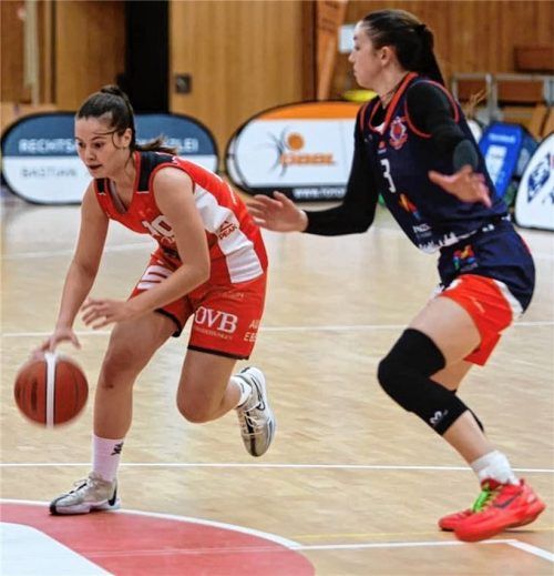 Ira Weymar (links) und die Wasserburger Basketball-Damen holten auf heimischem Parkett einen überlegenen Sieg. Foto Stefan Pfuhl