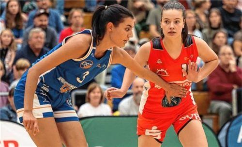 Comeback in Langen? Ira Weymar (Mitte) könnte Wasserburgs Basketball-Damen bald wieder zur Verfügung stehen.Foto Christian Mühlhofer