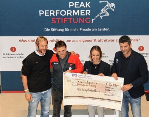 Jens Köhler (Zweiter von links), Regionaldirektor der meine Volksbank Raiffeisenbank Rosenheim-Inntal, übergab einen Scheck über 20000 Euro für die Peak-Performer-Stiftung an (von links) Camp-Gastgeber Benedikt Böhm, Biathlon-Legende Magdalena Neuner und Stiftungs-Geschäftsführer Dr. Christian Grams. Foto Schmidt