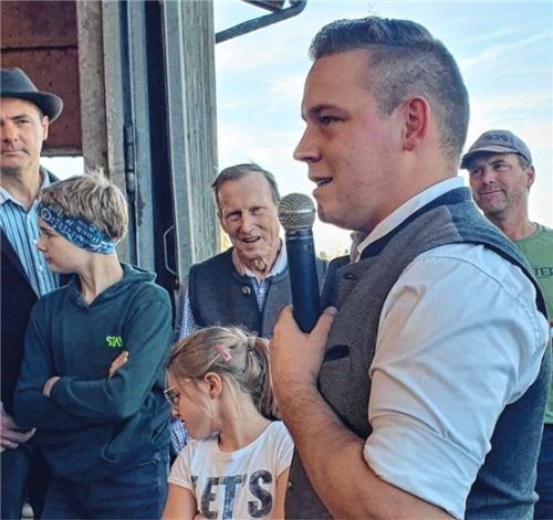 Johannes Hirzinger erklärt beim gut besuchten Betriebsrundgang die Details der Stallerweiterung.Foto AELF