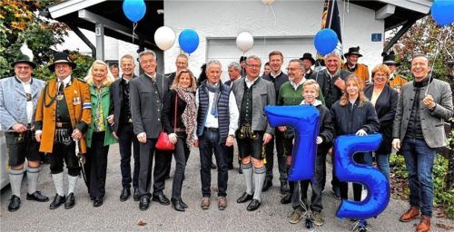 Josef Neiderhell (Mitte) im Kreis der zahlreichen Gratulanten.Foto re