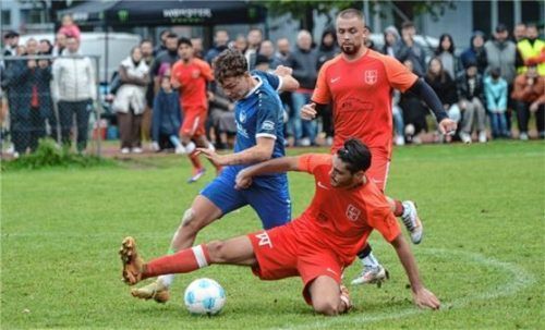 Kampf um den Ball und den Finaleinzug: Emirhan Caner grätscht Mehas Maksuti die Kugel weg.Foto Ruprecht