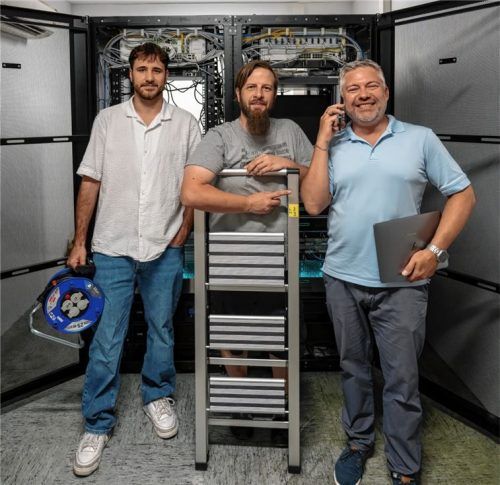 Keine Berührungsängste vor Technik: Lukas Holzner, Christian Hannawald und Markus Kroneck (von links) von der IT-Abteilung. Foto Manfred Bär