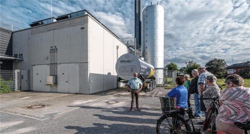 Kleinteilige Wohnbebauung ans Fernwärmenetz anzuschließen ist für die INNergie nur möglich, wenn es in der Nähe auch Großabnehmer gibt. Diese Feststellung trifft Bürgermeister Kloo immer wieder, wie hier bei der Veranstaltung „Bürger vor Ort“ im Juni dieses Jahres vor dem Blockheizkraftwerk. Foto THOMAE