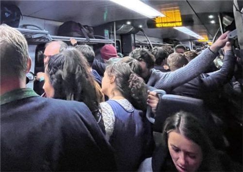 Körper an Körper – hier sind intime Distanzzonen erreicht und überschritten. Das löst Stress aus.Foto re