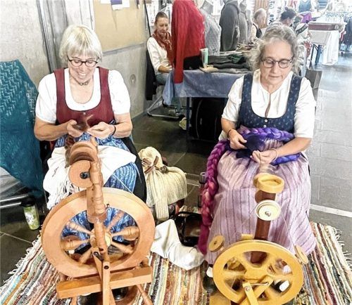 Konzentriert und fingerfertig: Zwei Spinnerinnen bei der Arbeit. Fotos Hötzelsperger