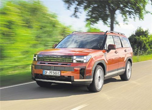 Koreaner mit Kante: Der überarbeitete Hyundai Santa Fe hat in der fünften Generation nun charakteristische H-Scheinwerfer, ist auf 4,83 Meter Länge gewachsen und kann bis zu sieben Passagiere oder 2032 Liter Gepäck einladen. Foto Hyundai