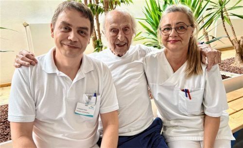 Kümmern sich bestens um den ältesten Patienten des InnKlinikums Mühldorf: die Pflegekräfte Tino Freidank-Cramer und Jolante Zydek mit Helmut K.