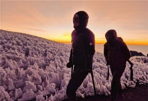 Kurz vor dem Gipfel führte der Weg an einem Eisfeld vorbei. Am letzten Tag des Aufstiegs brach die Gruppe gegen Mitternacht auf, um rechtzeitig zum Sonnenaufgang am Gipfel zu sein.