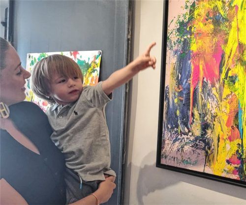 Laurent (3) mit seiner Mama Lisa Schwarz vor einem seiner Werke. Foto Blum