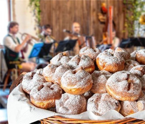 Leckere Kirtanudeln und gemütliche Musik erwartet die Besucher der Dorfkirta. Foto re