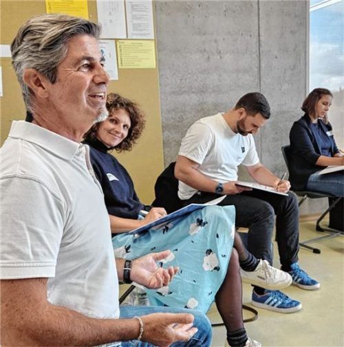 Lehrer werden zu Schülern: Ralph Kappelmeier bringt den Teilnehmern bei, welche Rollenspiele sie in ihren Klassen machen können. Die Lehrer mussten etwa versuchen, auf so wenig Stühlen wie möglich zu stehen. Bei dieser Übung wurde schnell klar, wie wichtig jeder Einzelne für den Zusammenhalt einer Gruppe ist. Fotos Wildauer