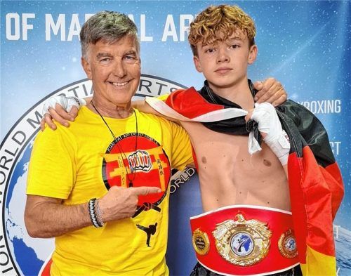 Leo Darda gewann beim Kickboxen im Lightcontact die Bronzemedaille und holte sich beim Kicklight den Titel. Darüber freute sich auch sein Trainer Adi Bernard. Foto Wegscheider