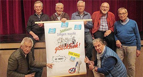 Letzte Vorbereitungen durch die Vorstandschaft des MGV-Schloßberg zum Jubiläumsabend: (hinten, von links) Wast Voit, Bernhard Holzner, Adi Dürmaier, Klaus Riedel und Helmut Janura sowie (vorne, von links) Manfred Panhans und Wolfgang Zeller.Foto re