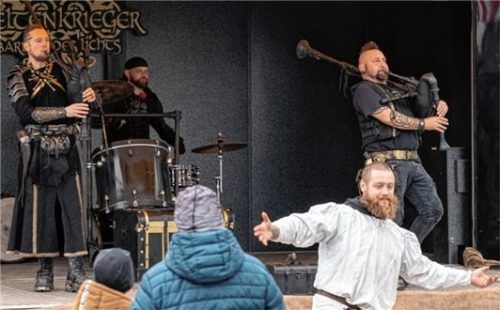 Luden mit ihrer Musik zum Tanzen ein: „Weltenkrieger – die Barden des Lichts“.