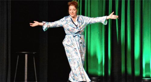 Luise Kinseher wird auch im Morgenmantel umjubelt. Foto bovers
